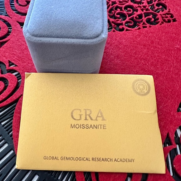 Certified 1 carat moissanite ring - Picture 5 of 8